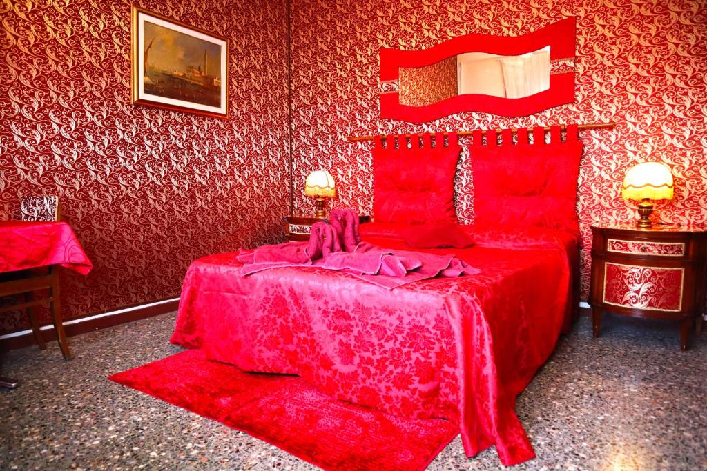 Postel nebo postele na pokoji v ubytování Venice Rainbow Apartment San Marco