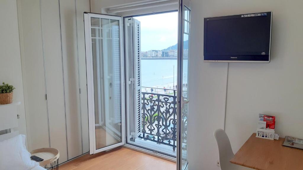 Televízia a/alebo spoločenská miestnosť v ubytovaní SEAFRONT LUXURY STUDIO - by www,SanSebastianApartments,es