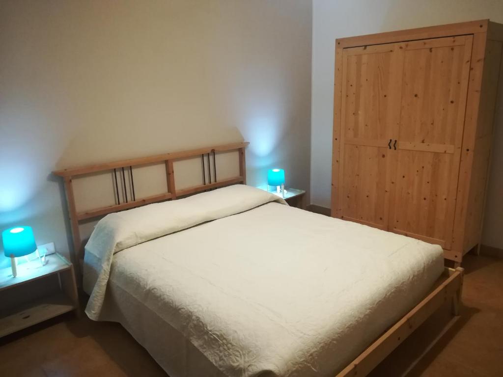 una camera con letto e armadio in legno di Kite Francy's house a Marsala