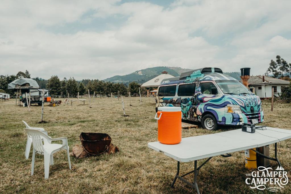 Happy campervan, camping en la montaña