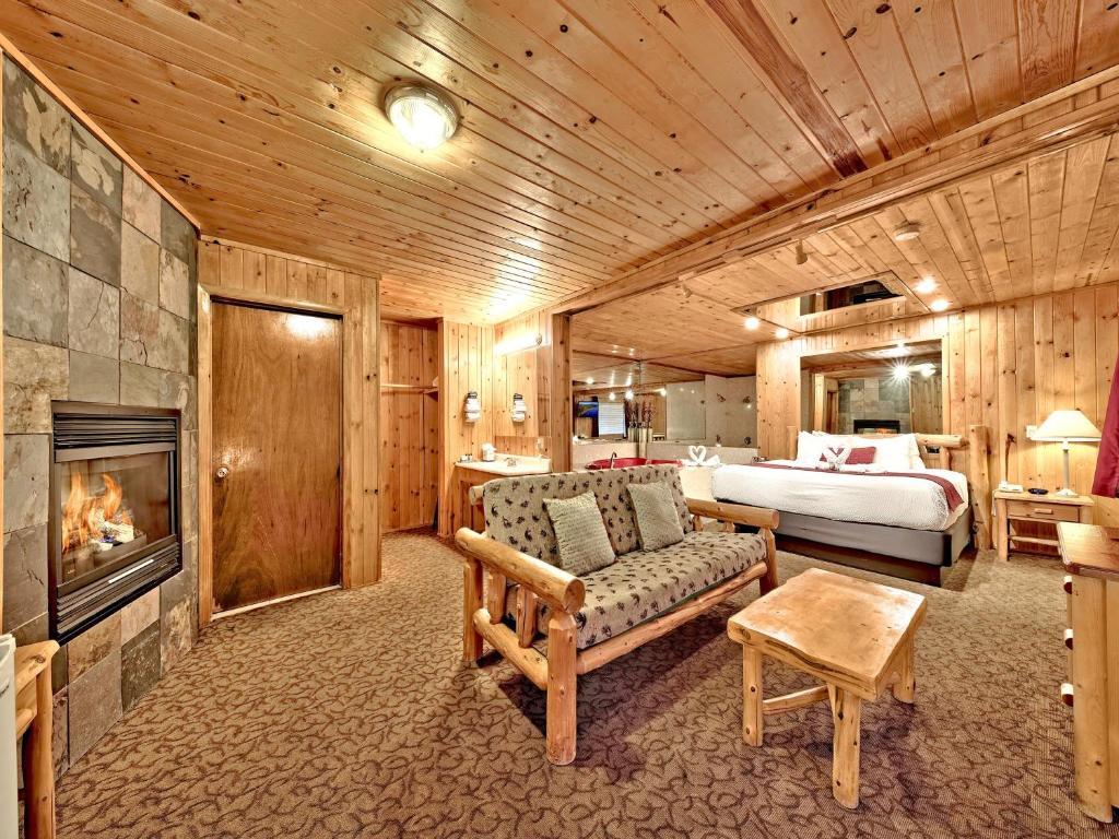 Postel nebo postele na pokoji v ubytování Secrets Inn Lake Tahoe