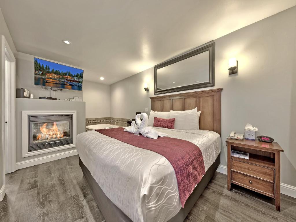 Postel nebo postele na pokoji v ubytování Secrets Inn Lake Tahoe