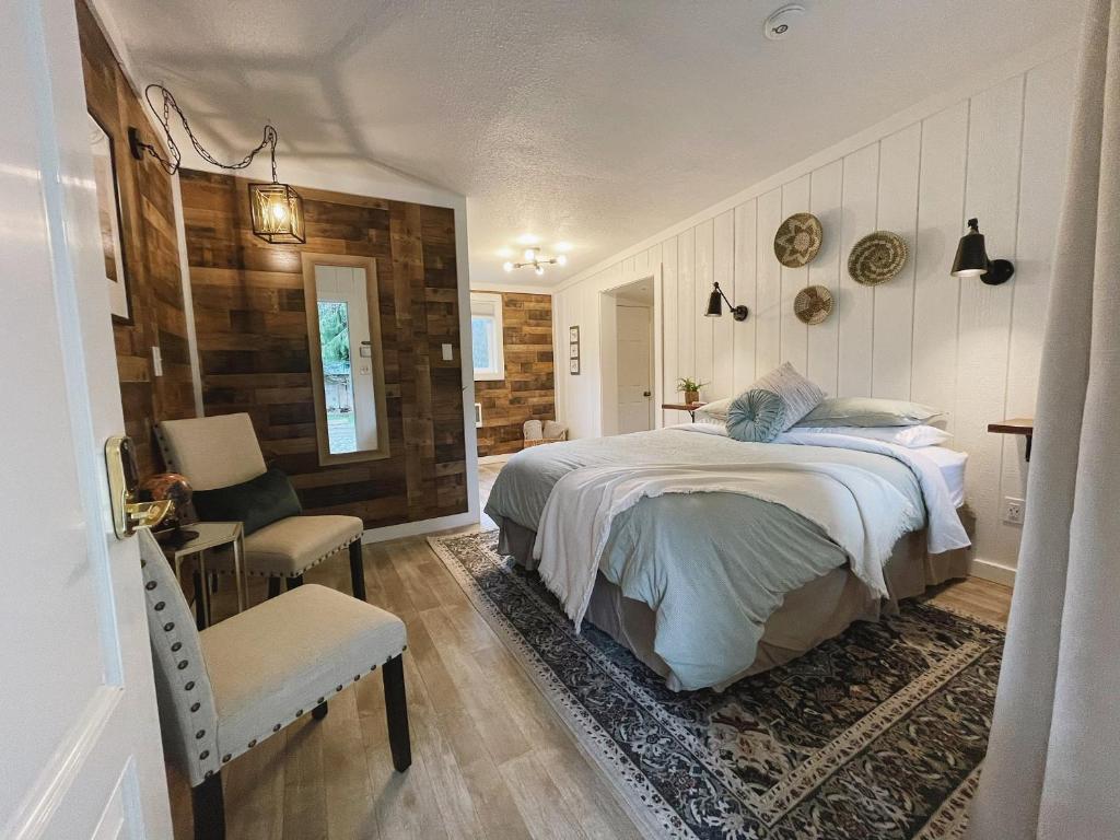 Postel nebo postele na pokoji v ubytování Emerald Valley Inn