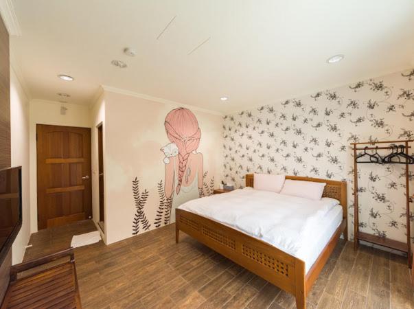 南灣的住宿－墾丁戀南灣，一间卧室设有一张床和鲜花墙