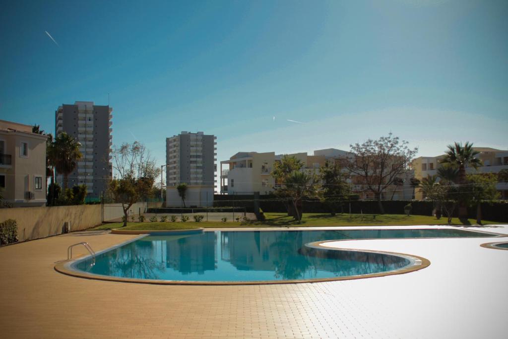 una piscina vacía con edificios de fondo en Dunas do Alvor, en Alvor