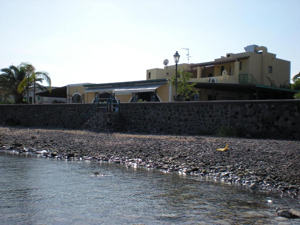 una manada de aves sentadas en la orilla de un cuerpo de agua en Il Delfino en Santa Marina Salina