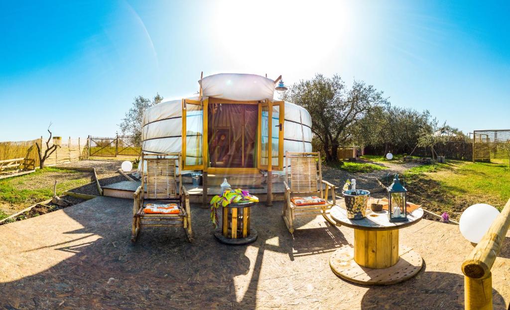 Zdjęcie z galerii obiektu 2 CUORI E 1 YURTA Glamping in Tuscany - Adults Only w mieście Asciano