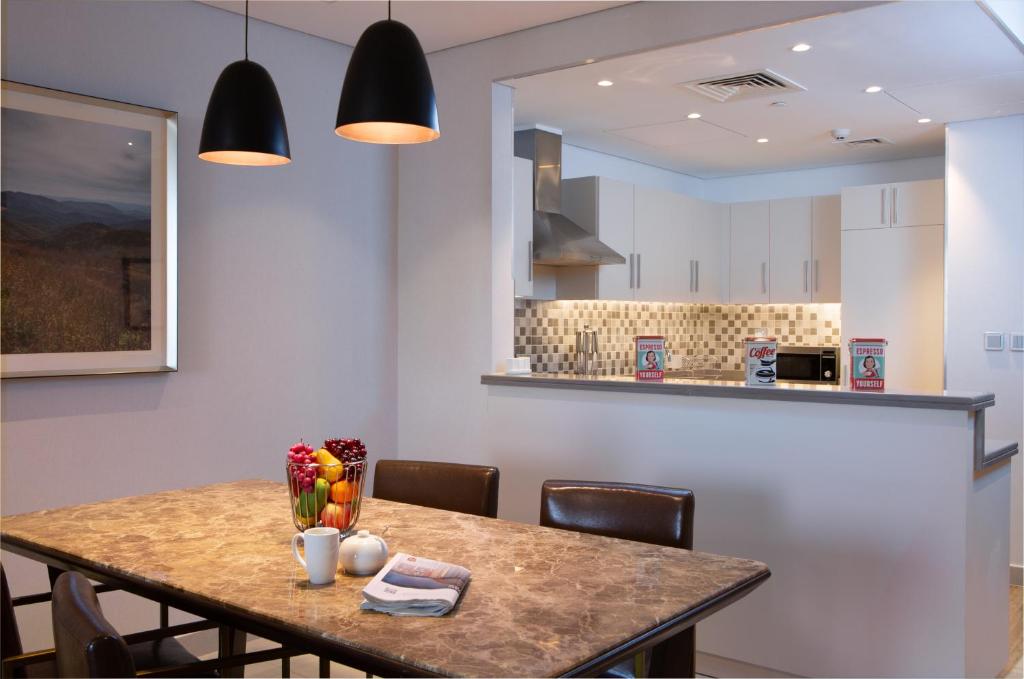 Cucina o angolo cottura di Retaj Baywalk Residence
