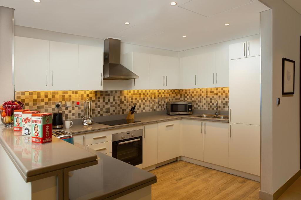 Cucina o angolo cottura di Retaj Baywalk Residence