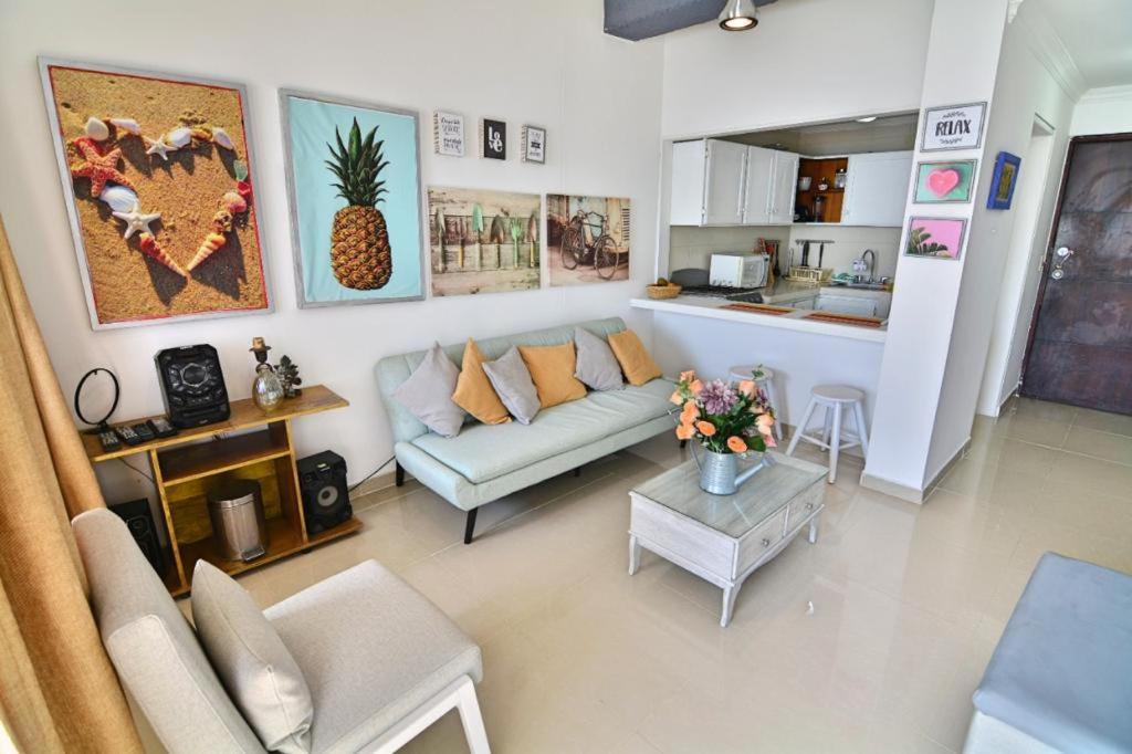 a living room with a couch and a table at Marina Apto 1102 Cartagena in Cartagena de Indias