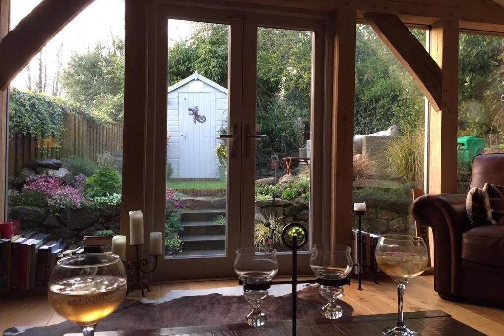 Pokój z dwoma kieliszkami wina na stole w obiekcie Dartmoor National Park- Romantic Cottage w mieście Lustleigh