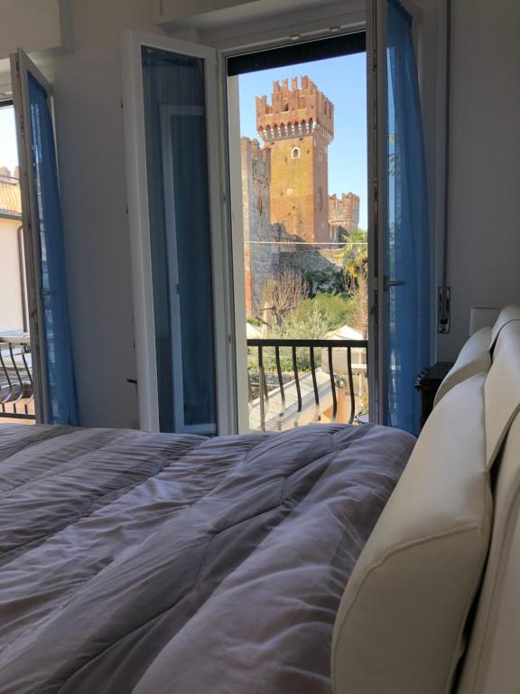- une chambre avec vue sur le château dans l'établissement Castello Centro Storico, à Lazise