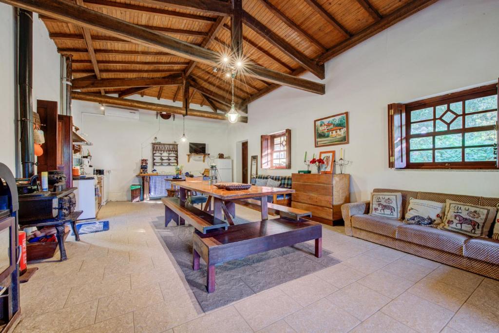Casa do Moinho Rural campo e praia , 9 pessoas, animais benvindos - Three-Bedroom House