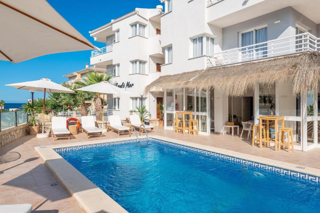 Bazén v ubytování Bauló Mar Apartments nebo v jeho okolí