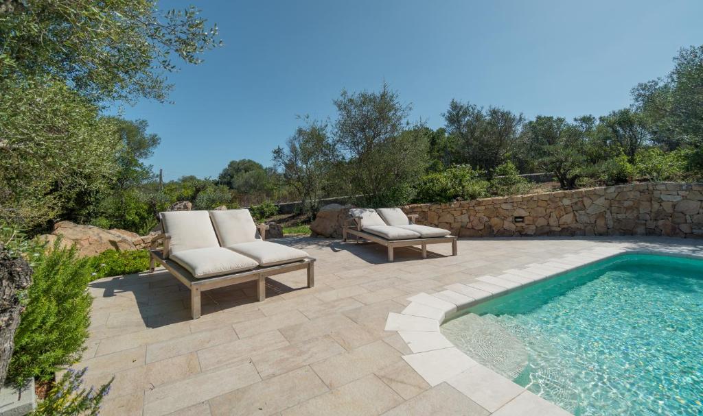Bazén v ubytovaní Sardinia Family Villas - Villa Brunilde with private pool alebo v jeho blízkosti