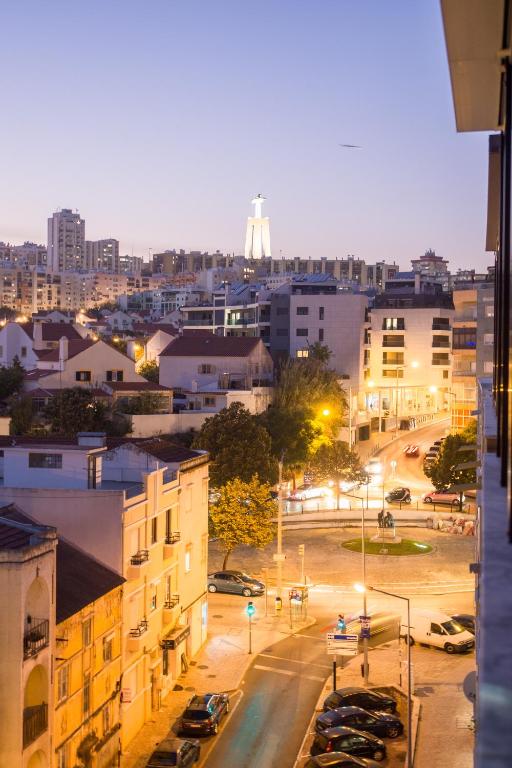 Eine Stadt bei Nacht mit Autos, die auf einem Parkplatz abgestellt sind in der Unterkunft Just4uApartment 2 - Near Lisbon & Beach - With AC in Almada