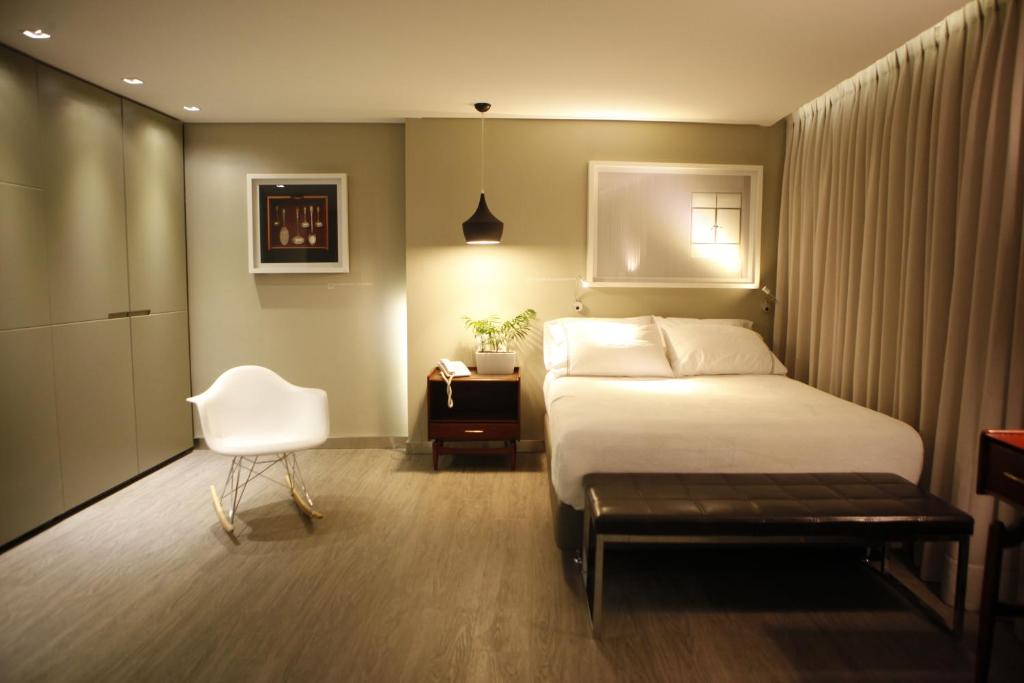 una camera con letto, sedia e scrivania di The Grace Hotel a Bogotá