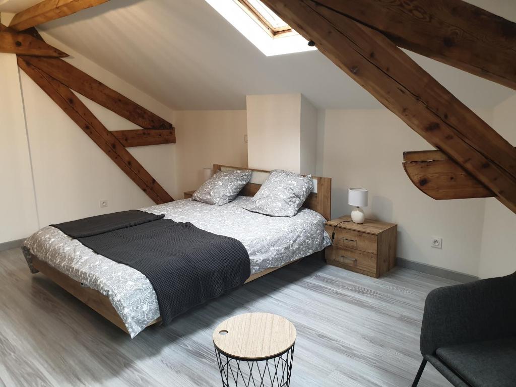 1 dormitorio con 1 cama grande y 1 silla en Loc'citanie chambres double, en Aussillon