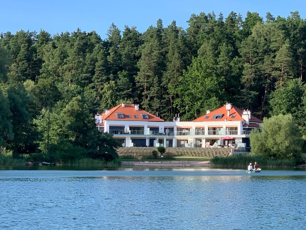 une grande maison sur la rive d'un lac dans l'établissement Słoneczna Zatoka, à Olsztyn - Siła