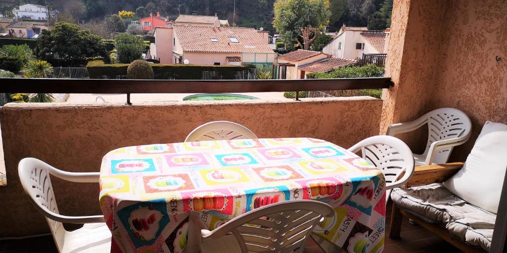 d'une table et de chaises sur un balcon avec vue. dans l'établissement Résidence Cap Azur Appartement 218, à Villeneuve-Loubet