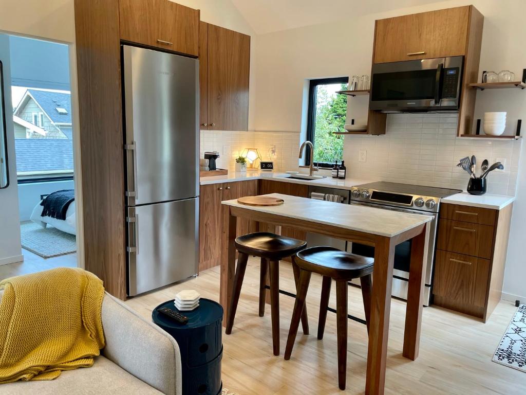 A kitchen or kitchenette at Greenwood Getaway