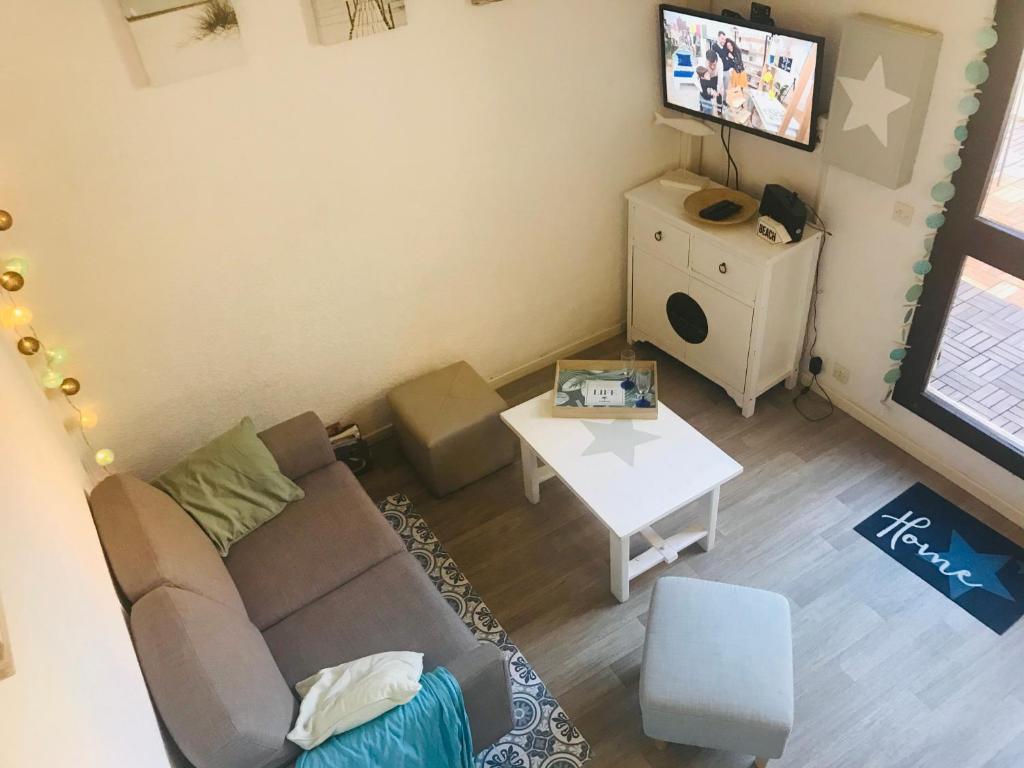 TV a/nebo společenská místnost v ubytování T2 bis terrasse PORT LEUCATE