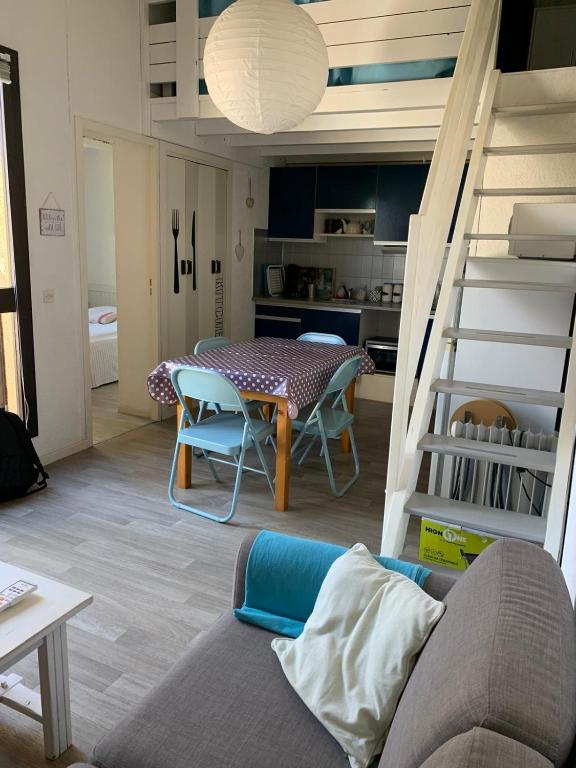 Posezení v ubytování T2 bis terrasse PORT LEUCATE