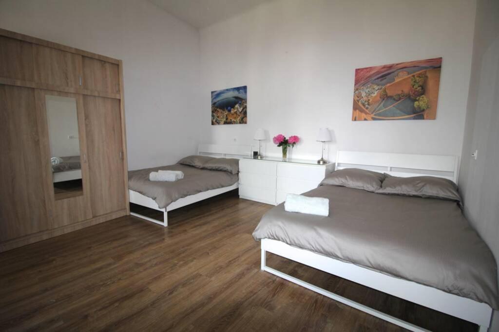sypialnia z 2 łóżkami i lustrem w obiekcie Simplicity Apartment - Lublin City Center w mieście Lublin