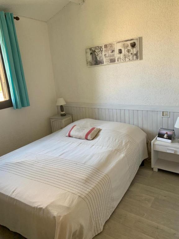 Postel nebo postele na pokoji v ubytování T2 bis terrasse PORT LEUCATE
