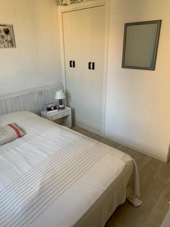 Postel nebo postele na pokoji v ubytování T2 bis terrasse PORT LEUCATE