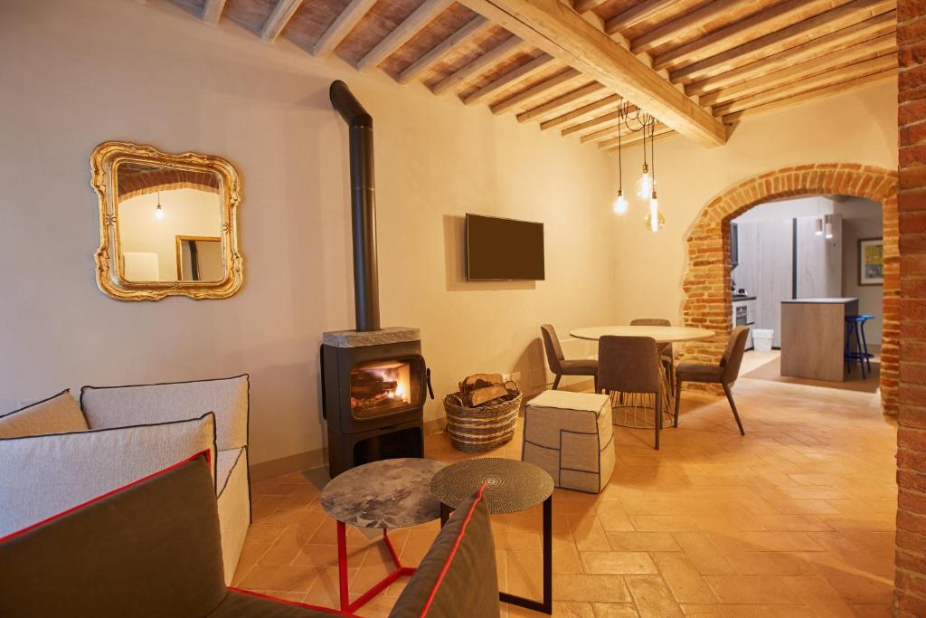 奇塔德拉皮耶韋的住宿－EL TANO，客厅配有燃木炉灶和桌子