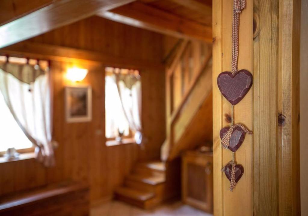 Habitación de madera con escaleras y corazones en la pared en Maison Céleste, en Chaudana