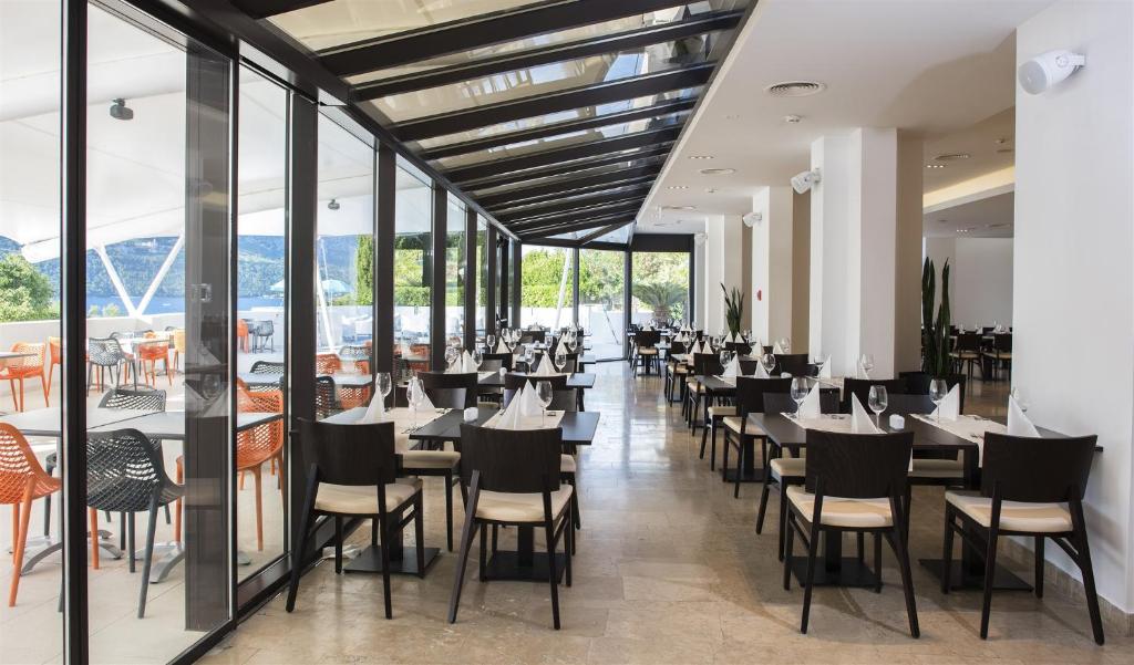 Restoran või mõni muu söögikoht majutusasutuses Aminess Younique Liburna Hotel