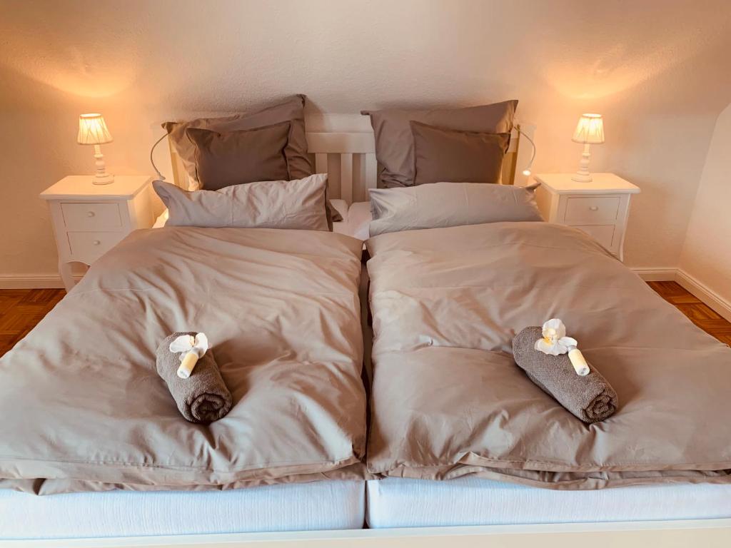 2 Betten mit Daunendecken und Kissen darauf in der Unterkunft mitten im dorf in Worpswede