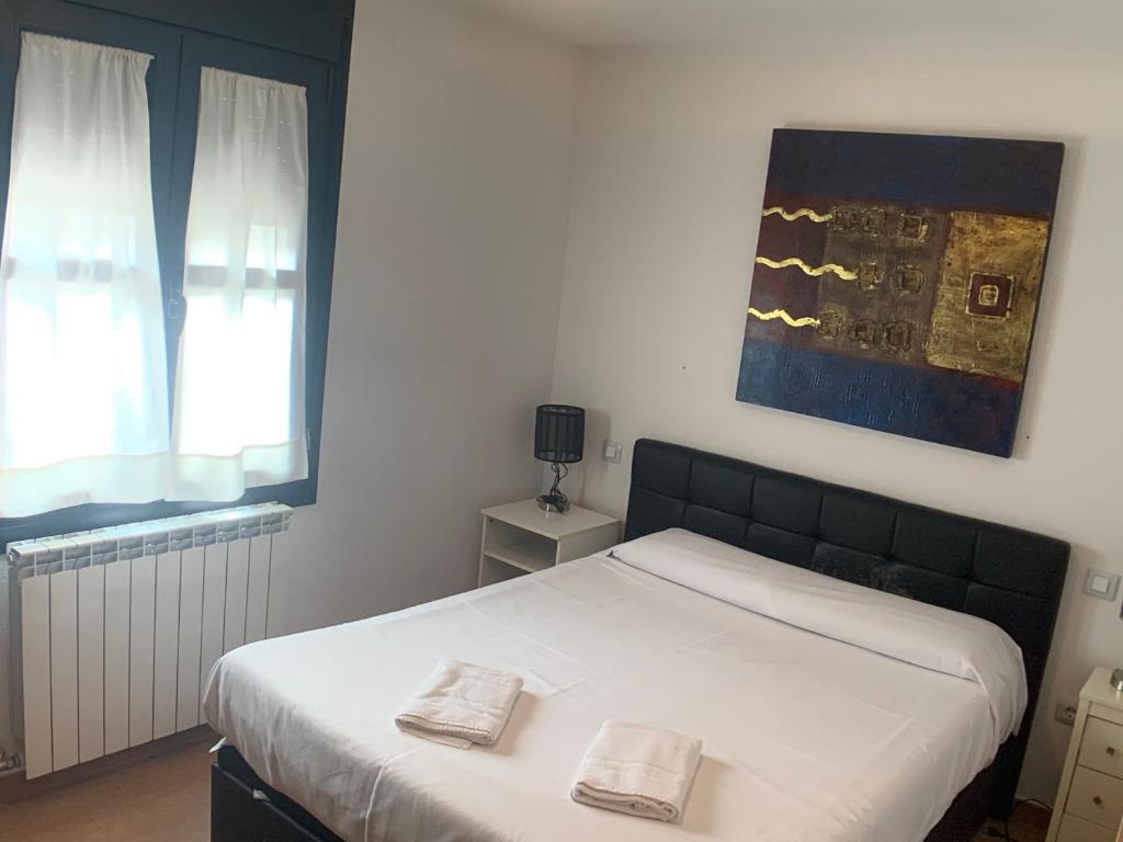 1 dormitorio con 1 cama con 2 toallas en Segeda Apartamentos, en Calatayud