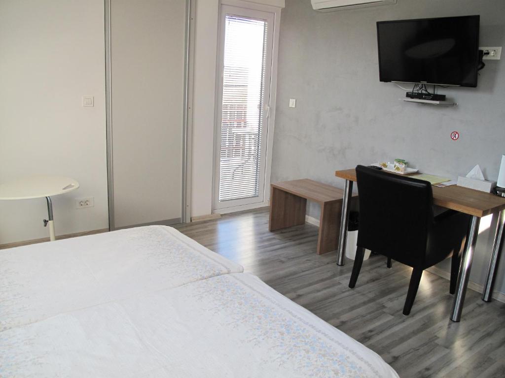TV a/nebo společenská místnost v ubytování Guesthouse Ursula