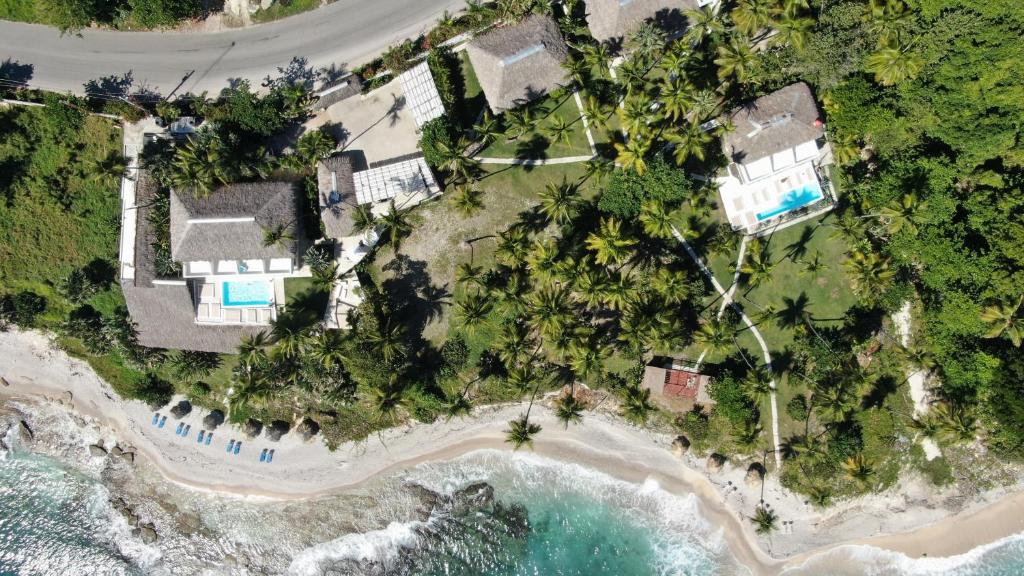 una vista aérea de un complejo con playa y océano en Casa del Mar Lodge Barahona, en Santa Cruz de Barahona