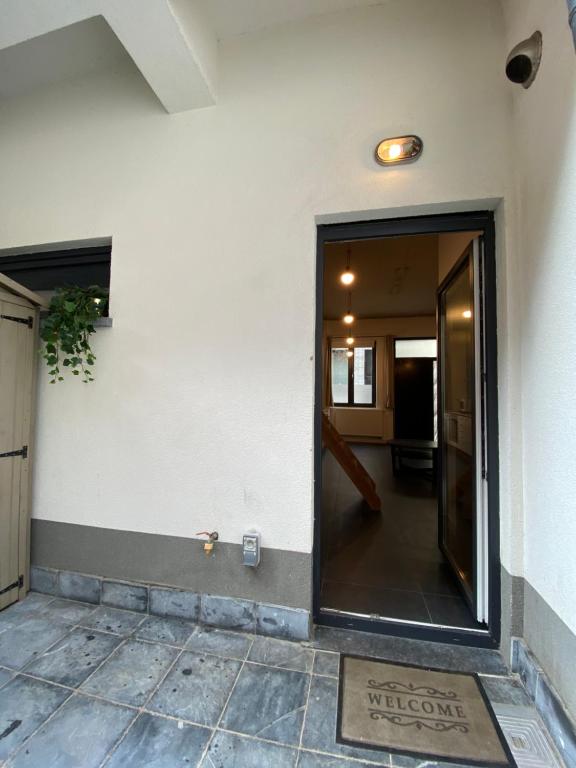 Facciata o entrata di Modern cozy studio with backyard