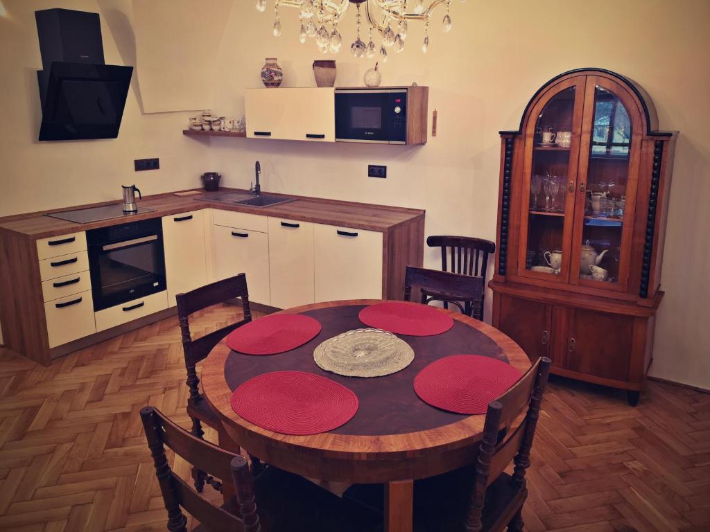 Kuchyň nebo kuchyňský kout v ubytování Apartmány na Trojmezí, byt Leopold