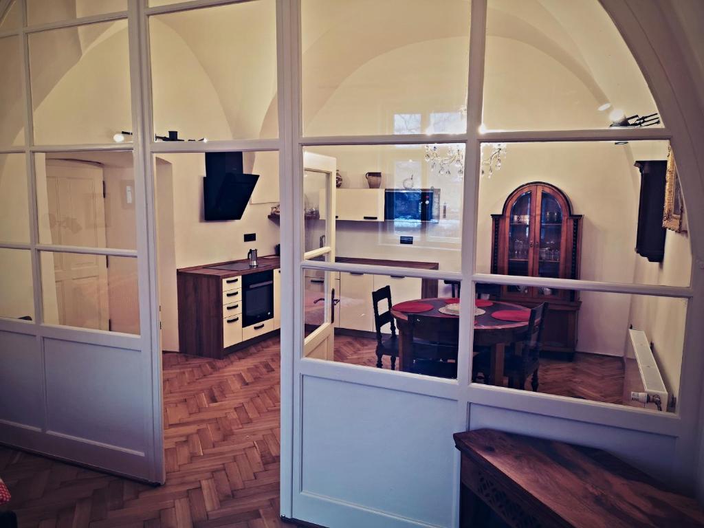 Kuchyň nebo kuchyňský kout v ubytování Apartmány na Trojmezí, byt Leopold