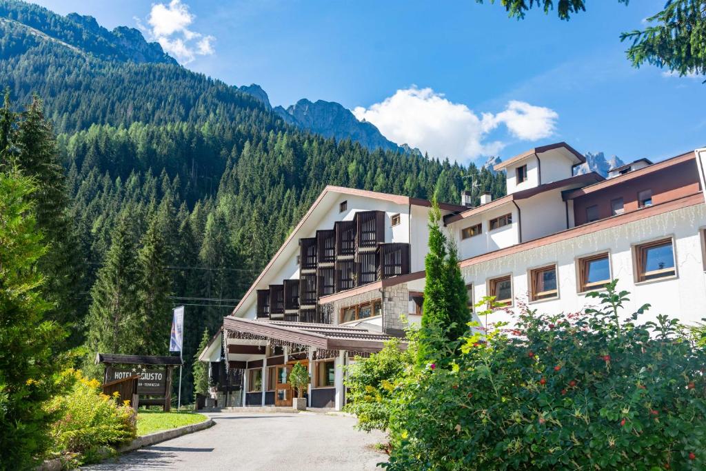 Nespecifikovaný výhled na hory nebo výhled na hory při pohledu z hotelu