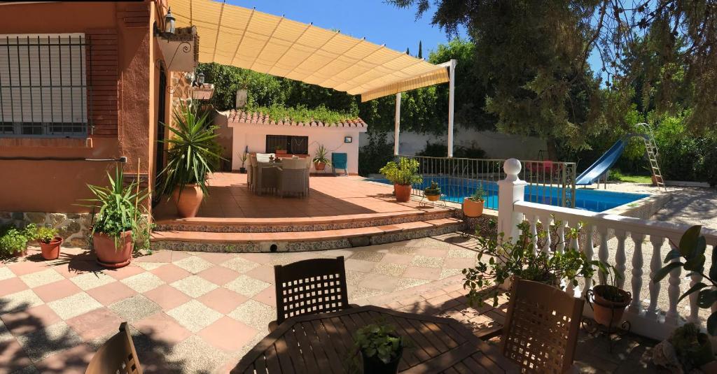 Bazén v ubytovaní VIlla Huetor con piscina privada alebo v jeho blízkosti