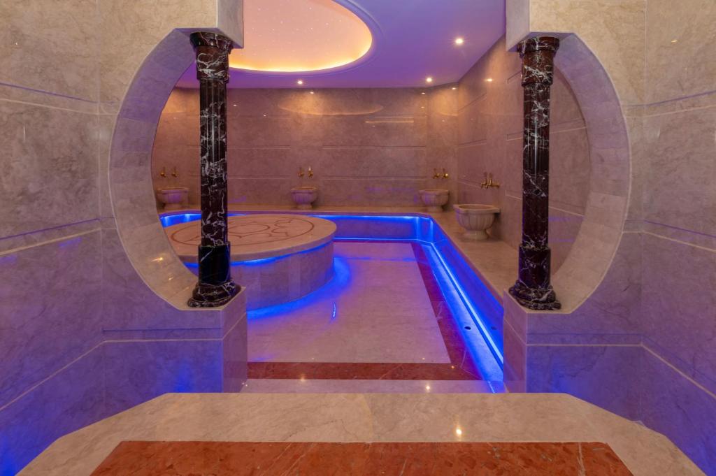 Bazén v ubytování Ramada By Wyndham Istanbul Pera Taksim nebo v jeho okolí