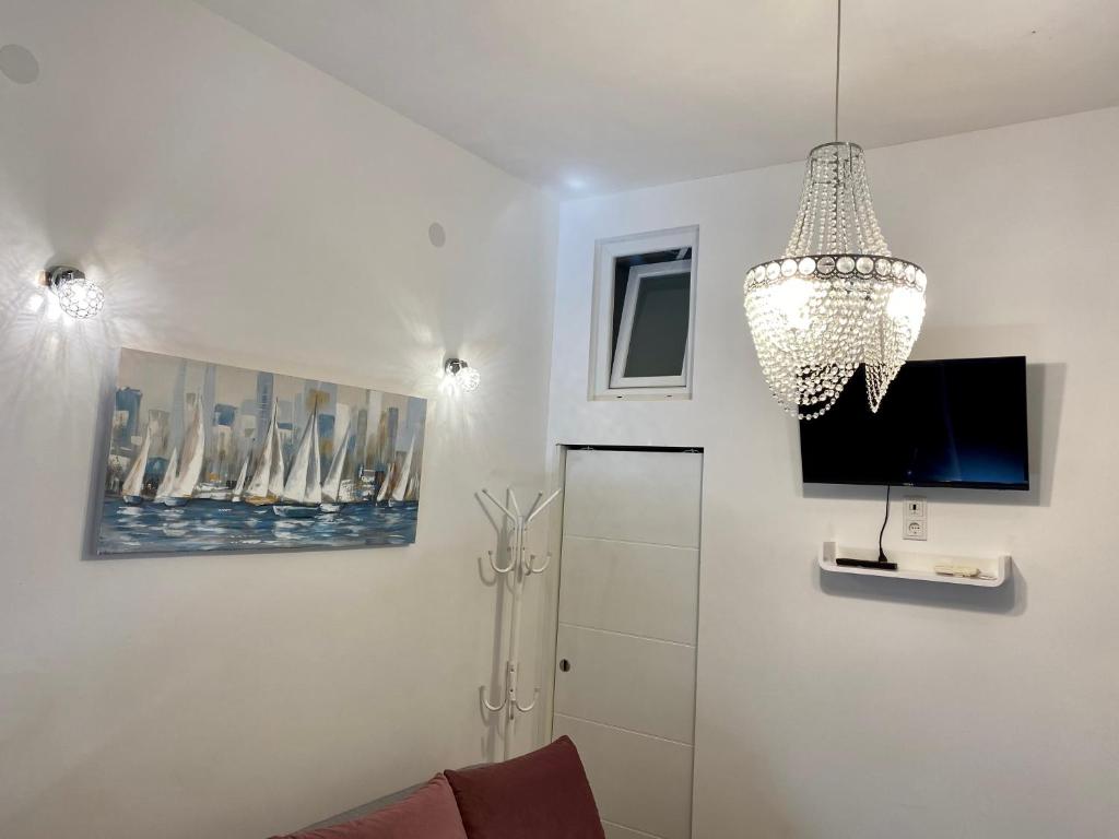 Televízia a/alebo spoločenská miestnosť v ubytovaní Pearl Apartment Pula