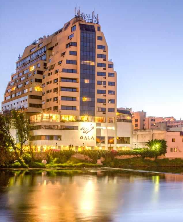 Výhled na řeku, která protéká v blízkosti hotelu