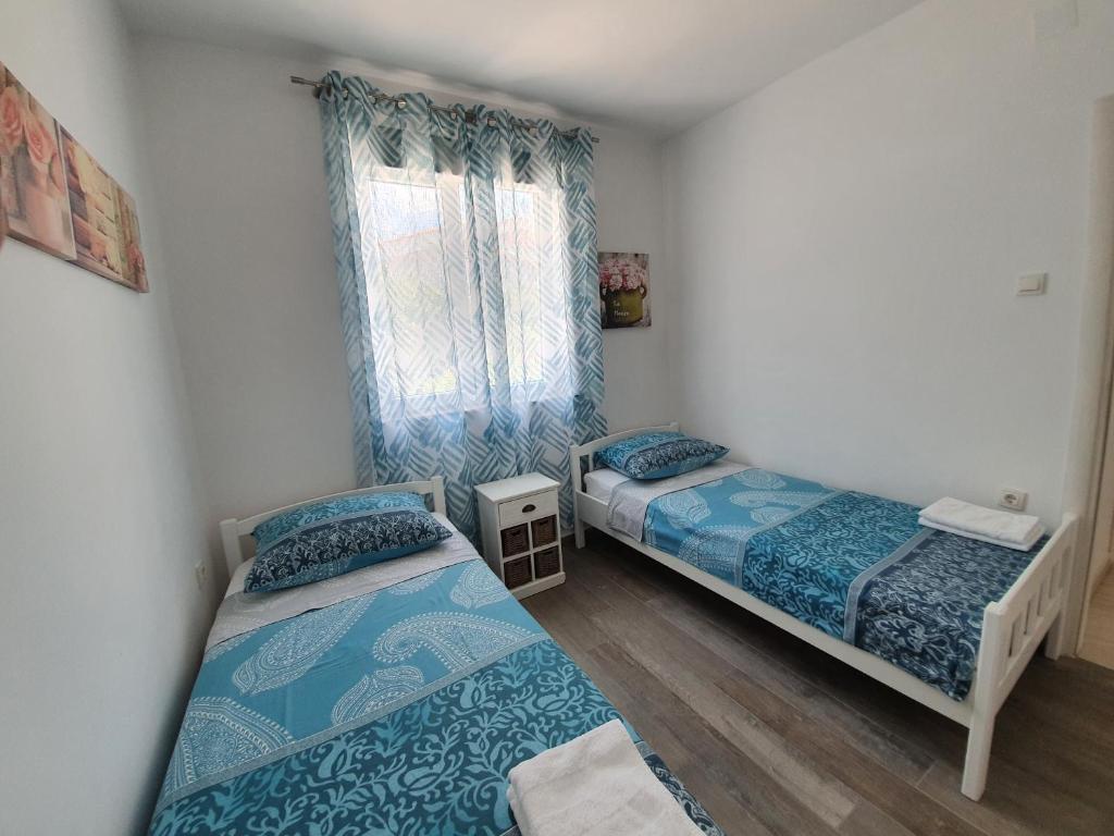 Postel nebo postele na pokoji v ubytování Apartments Dora