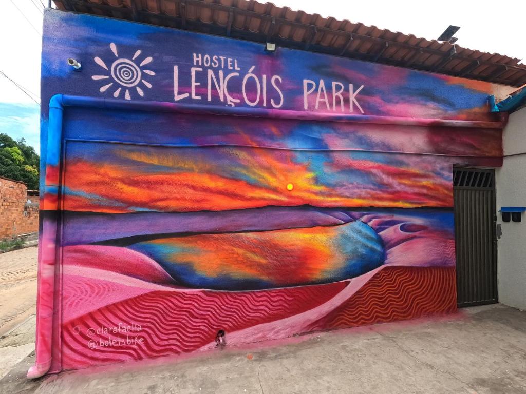 une peinture murale peinte sur le côté d'un bâtiment dans l'établissement Hostel Lençóis Park, à Barreirinhas