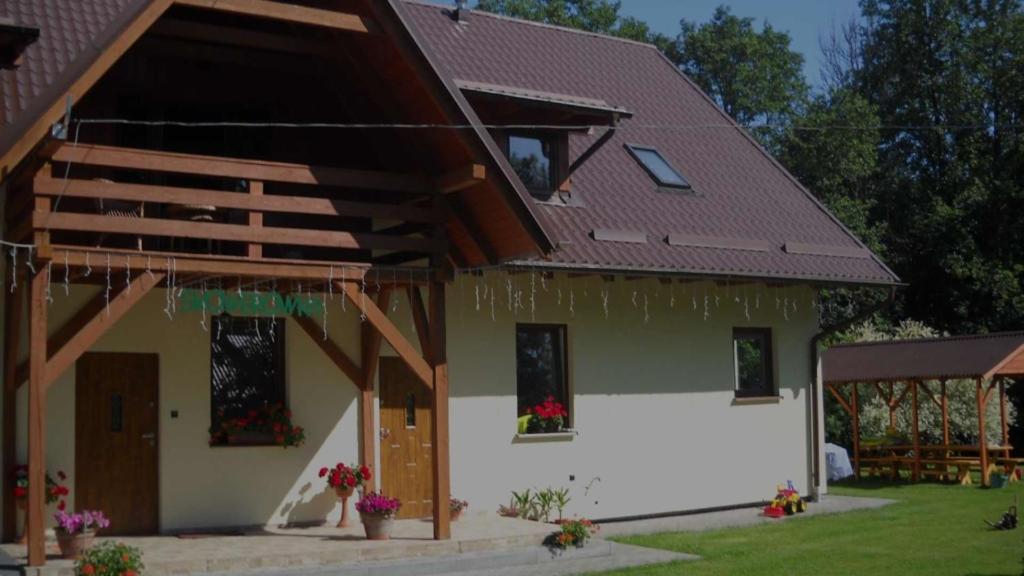een huis met een bruin dak bij Skowerówka in Nowa Kiszewa
