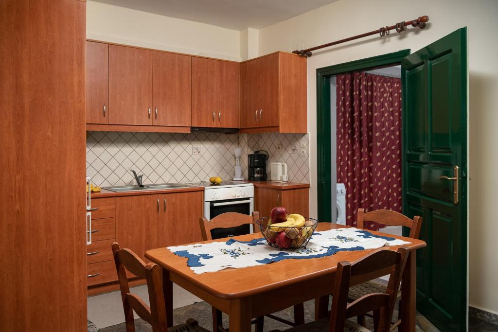Kuchyňa alebo kuchynka v ubytovaní Petrakis Afrathias garden house