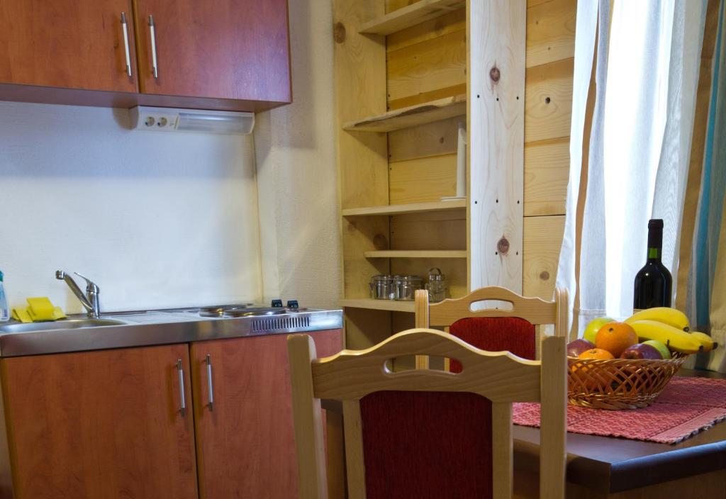 Kuchyň nebo kuchyňský kout v ubytování Apartments Peaks